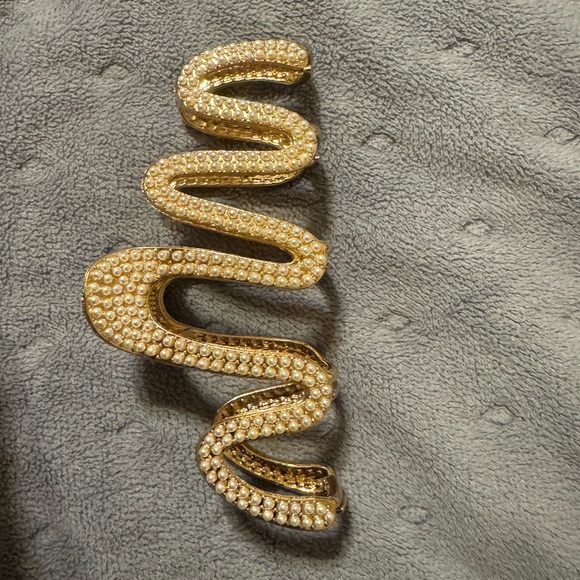 Accessories - NWOT Elegant Gold and Pearl Women's Hair Clip